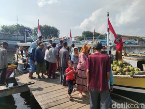 Tradisi Petolekoran, Warga Gili Ketapang Borong Kebutuhan untuk Lebaran