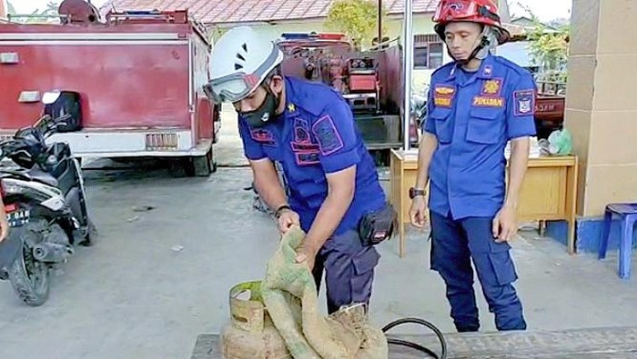 Petugas Damkar Kota Tanjungbalai saat melakukan demo cara mematikan tabung regulator gas yang bocor