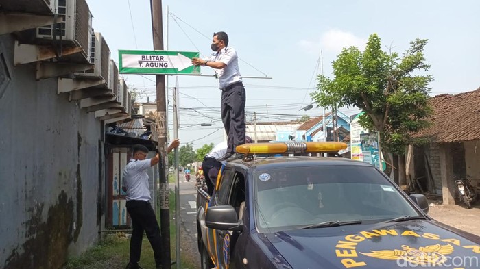 Petugas memasang rambu di Blitar