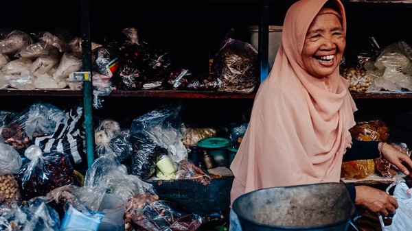 Di antara lorong-lorong gelap pasar yang ramai di Yogyakarta, Indonesia, hanya ada senyum ramah dan hasil bumi yang berkualitas. Pemenang unearthed® Food for Sale | Anna Loraine Hartmann dari Jerman | Herbwoman.