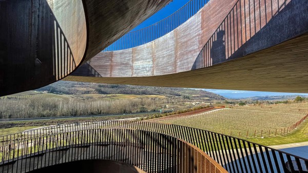 Manusia, arsitektur, dan kebun anggur adalah kombinasi sempurna. Foto itu diambil di kilang anggur Antinori nel Chianti Classico di Tuscany, Italia. Fotografer Anggur Errazuriz Tahun Ini adalah Pemenang tempat | Marina Spironetti dari Italia | Arsitektur Dan Anggur. Manusia, arsitektur, dan kebun anggur adalah kombinasi sempurna. Foto itu diambil di kilang anggur Antinori nel Chianti Classico di Tuscany, Italia. Fotografer Anggur Errazuriz Tahun Ini adalah Pemenang tempat | Marina Spironetti dari Italia | Arsitektur Dan Anggur.