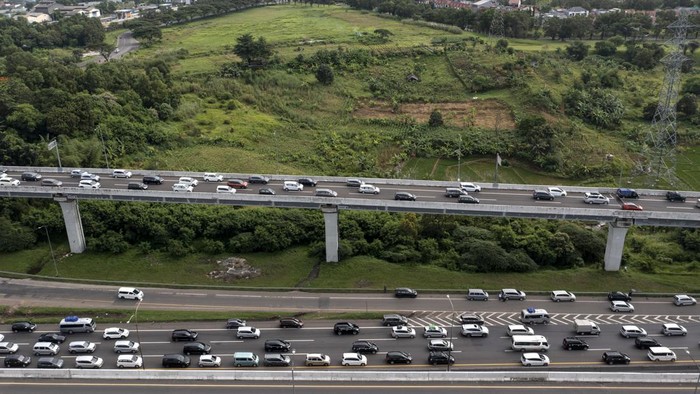 Polisi merapikan rambu kerucut pada ruas jalan tol Jakarta-Cikampek kilometer 47 di Karawang, Jawa Barat, Jumat (29/4/2022). Polri menggeser pintu masuk arus lalu lintas satu arah (one way) dari KM 47 Tol Jakarta-Cikampek ke Gerbang Tol Cikampek Utama (Cikatama) menuju arah timur yang semula dari mulai ruas Tol Jakarta-Cikampek kilometer 47 kini digeser ke Gerbang Tol (GT) Cikampek Utama menuju Tol Kalikangkung kilometer 414 pada H-3 Lebaran 2022. ANTARA FOTO/M Risyal Hidayat/nz
