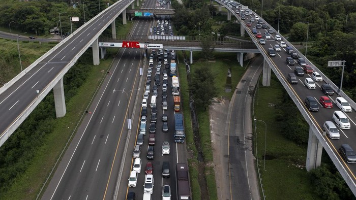 Polisi merapikan rambu kerucut pada ruas jalan tol Jakarta-Cikampek kilometer 47 di Karawang, Jawa Barat, Jumat (29/4/2022). Polri menggeser pintu masuk arus lalu lintas satu arah (one way) dari KM 47 Tol Jakarta-Cikampek ke Gerbang Tol Cikampek Utama (Cikatama) menuju arah timur yang semula dari mulai ruas Tol Jakarta-Cikampek kilometer 47 kini digeser ke Gerbang Tol (GT) Cikampek Utama menuju Tol Kalikangkung kilometer 414 pada H-3 Lebaran 2022. ANTARA FOTO/M Risyal Hidayat/nz