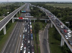 Melihat dari Udara, Kepadatan di Pintu Tol Cikampek Utama