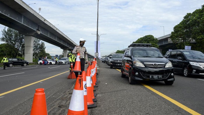 Pintu Masuk One Way Digeser dari KM 47 ke GT Cikampek Utama Polisi merapikan rambu kerucut pada ruas jalan tol Jakarta-Cikampek kilometer 47 di Karawang, Jawa Barat, Jumat (29/4/2022). Polri menggeser pintu masuk arus lalu lintas satu arah (one way) dari KM 47 Tol Jakarta-Cikampek ke Gerbang Tol Cikampek Utama (Cikatama) menuju arah timur yang semula dari mulai ruas Tol Jakarta-Cikampek kilometer 47 kini digeser ke Gerbang Tol (GT) Cikampek Utama menuju Tol Kalikangkung kilometer 414 pada H-3 Lebaran 2022. ANTARA FOTO/M Risyal Hidayat/nz