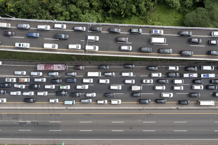 Polisi merapikan rambu kerucut pada ruas jalan tol Jakarta-Cikampek kilometer 47 di Karawang, Jawa Barat, Jumat (29/4/2022). Polri menggeser pintu masuk arus lalu lintas satu arah (one way) dari KM 47 Tol Jakarta-Cikampek ke Gerbang Tol Cikampek Utama (Cikatama) menuju arah timur yang semula dari mulai ruas Tol Jakarta-Cikampek kilometer 47 kini digeser ke Gerbang Tol (GT) Cikampek Utama menuju Tol Kalikangkung kilometer 414 pada H-3 Lebaran 2022. ANTARA FOTO/M Risyal Hidayat/nz