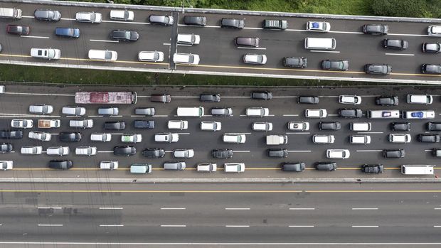 Polisi merapikan rambu kerucut pada ruas jalan tol Jakarta-Cikampek kilometer 47 di Karawang, Jawa Barat, Jumat (29/4/2022). Polri menggeser pintu masuk arus lalu lintas satu arah (one way) dari KM 47 Tol Jakarta-Cikampek ke Gerbang Tol Cikampek Utama (Cikatama) menuju arah timur yang semula dari mulai ruas Tol Jakarta-Cikampek kilometer 47 kini digeser ke Gerbang Tol (GT) Cikampek Utama menuju Tol Kalikangkung kilometer 414 pada H-3 Lebaran 2022. ANTARA FOTO/M Risyal Hidayat/nz