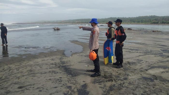 Polairud Polres Cianjur tunjukan lokasi penemuan nelayan yang tewas terhantam ombak tinggi.