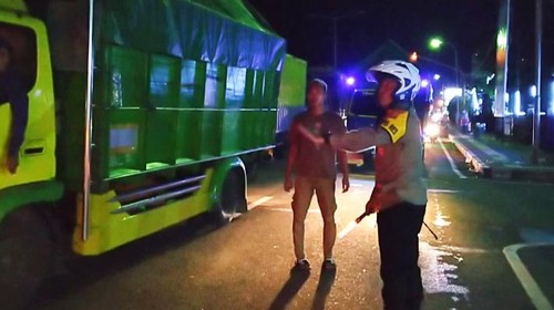 Petugas kepolisian kandangkan paksa truk di Gilimanuk
