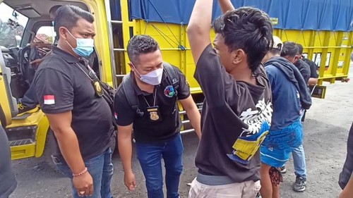 Polisi saat menggeledah kernet truk Jawa-Bali yang positif mengkonsumsi narkoba jenis sabu-sabu di Tabanan