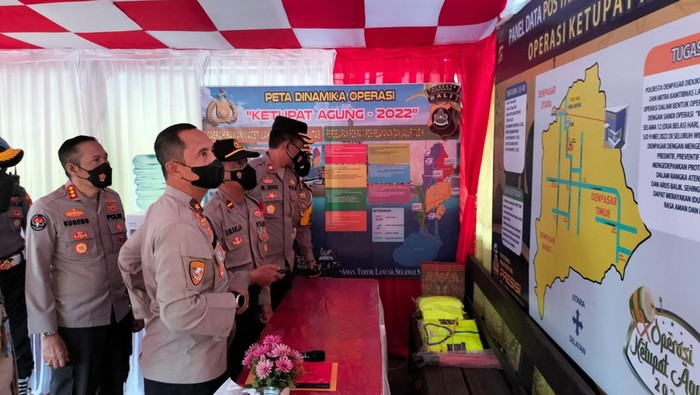 Tim Supervisi Operasi Ketupat Agung 2022 dari Mabes Polrii mendatangi salah satu pos mudik di kawasan Ubung Denpasar Utara, Jumat (29/4/2022). (dok. Polresta Denpasar)