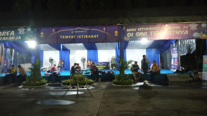 Pos pelayanan untuk pemudik beristirahat di Kedungwaringin, Bekasi (Fakhri/detikcom)