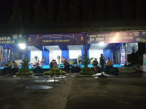 Istirahat di Kedungwaringin, Pemotor Senang Boleh Mudik Lagi: Gembira Banget