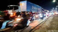 Beginilah penampakan pemudik motor yang mulai memadati ruas Kalimalang hingga jalur pantura di wilayah Bekasi, Kamis (28/4) malam.