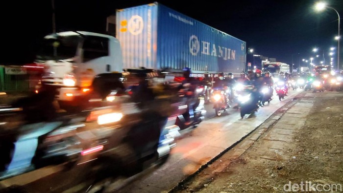 Potret Kalimalang-Bekasi Dipadati Pemudik Motor Para pemudik bermotor mulai memadati jalur utara Jawa Barat (Jabar) menjelang Idulfitri. Salah satunya di ruas Kalimalang hingga Bekasi.