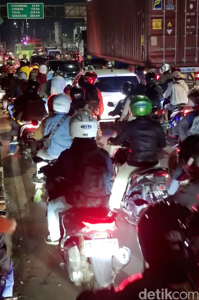 Potret Kalimalang-Bekasi Dipadati Pemudik Motor Para pemudik bermotor mulai memadati jalur utara Jawa Barat (Jabar) menjelang Idulfitri. Salah satunya di ruas Kalimalang hingga Bekasi.