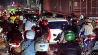 Kepadatan itu disebabkan warga Ibu Kota yang ingin segera mudik usai 2 tahun dilarang karena pandemi. Selain itu, hari ini juga merupakan hari terakhir bekerja bagi pegawai negeri dan swasta yang bekerja di Jakarta.
