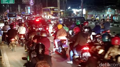 Potret Pemudik Motor Padati Kalimalang-Bekasi