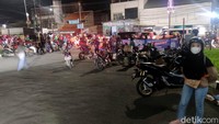 Hampir disepanjang ruas jalur Kalimalang-Bekasi, SPBU dipenuhi oleh pemudik. Baik untuk sekadar beristirahat ataupun mengisi bahan bakar kendaraanya.