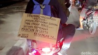 Rindu kampung halaman untuk segera mudik juga dituangkan oleh para pemudik sepeda motor dengan membawa tulisan di belakang kendaraannya. Seperti ini salah satunya.