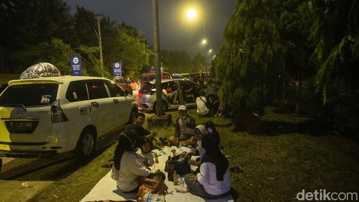 Potret Pemudik Buka Puasa di Emperan Rest Area, Bukan Piknik Gaess... Sejumlah pemudik menggelar tikar dan menu berbuka puasa di sekitaran Rest Area Km 86, Tol Cipali, Jumat (29/4/2022). Rest area memberlakukan buka tutup pada saat kapasitas melebihi batas.