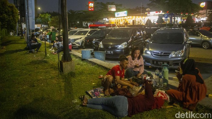 Potret Pemudik Buka Puasa di Emperan Rest Area, Bukan Piknik Gaess... Sejumlah pemudik menggelar tikar dan menu berbuka puasa di sekitaran Rest Area Km 86, Tol Cipali, Jumat (29/4/2022). Rest area memberlakukan buka tutup pada saat kapasitas melebihi batas.