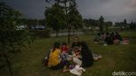 Bukan Piknik, Pemudik Berbuka Puasa di Emperan Rest Area