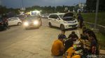 Bukan Piknik, Pemudik Berbuka Puasa di Emperan Rest Area