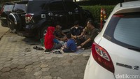 Tak ketinggalan alas atau tikar juga dipergunakan untuk duduk-duduk.