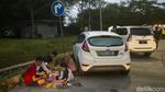 Bukan Piknik, Pemudik Berbuka Puasa di Emperan Rest Area