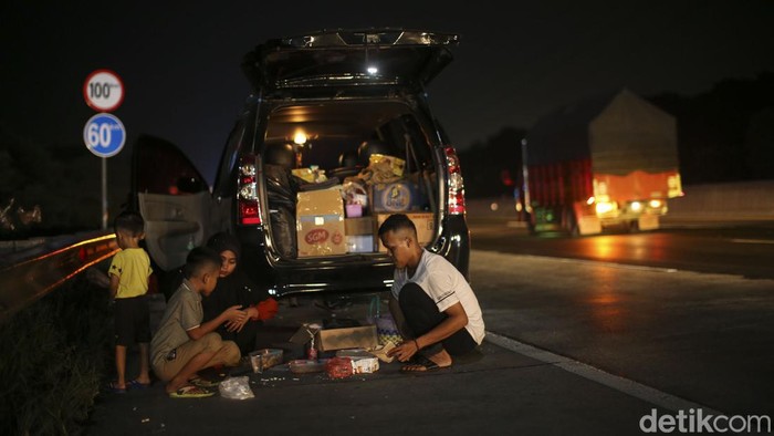 Potret Pemudik Buka Puasa di Emperan Rest Area, Bukan Piknik Gaess... Sejumlah pemudik menggelar tikar dan menu berbuka puasa di sekitaran Rest Area Km 86, Tol Cipali, Jumat (29/4/2022). Rest area memberlakukan buka tutup pada saat kapasitas melebihi batas.