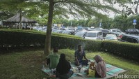 Kebanyakan pemudik telah membawa perlengkapan seperti tikar hingga makanan dari rumah.