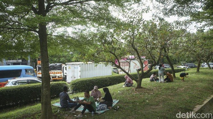 Potret Pemudik Melepas Lelah di Taman Rest Area Rest Area Km 86, Cipali, Jawa Barat, telah ramai oleh pemudik. Meski telah dilengkap dengan berbagai fasilitas, sejumlah pemudik memilih beristirahat di taman, Jumat, 29/4/2022.