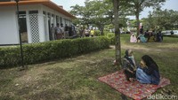 Tikar yang dibawa juga menjadi alas untuk duduk bahkan tiduran.