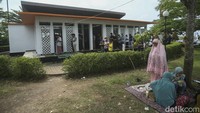 Sebagian pemudik lain juga salat di taman samping mushola yang telah disediakan. Bagaimana menurut Anda, detikers?
