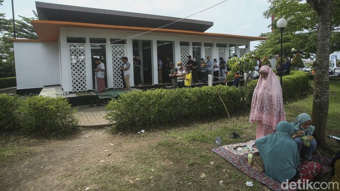 Potret Pemudik Melepas Lelah di Taman Rest Area Rest Area Km 86, Cipali, Jawa Barat, telah ramai oleh pemudik. Meski telah dilengkap dengan berbagai fasilitas, sejumlah pemudik memilih beristirahat di taman, Jumat, 29/4/2022.