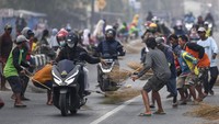 Memasuki musim mudik Lebaran, jumlah pencari uang sedekah di kawasan itu meningkat dibanding hari biasa.