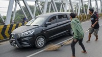 Namun di sisi lain, aksi mengambil sedekah dengan sapu juga cukup membahayakan pengguna jalan.