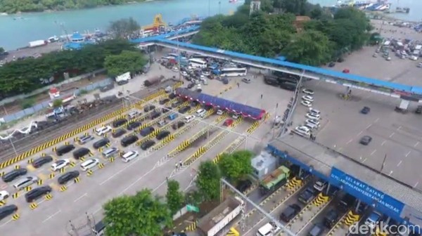 Potret Udara Antrean Kendaraan di Pelabuhan Merak Saat H-3 Lebaran