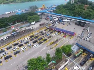 Potret Udara Antrean Kendaraan di Pelabuhan Merak Saat H-3 Lebaran