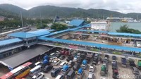 Kendaraan yang didominasi mobil menunggu kapal tiba untuk menyeberang ke Pelabuhan Bakauheni, Lampung.  
