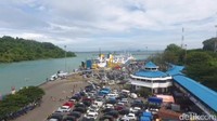 Antrean kendaraan juga terlihat di toll gate sebelum memasuki dermaga.  