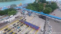 Dicabutnya larangan mudik tahun ini disambut suka cita warga meski harus kembali menghadapi kemacetan panjang menuju kampung halaman.  