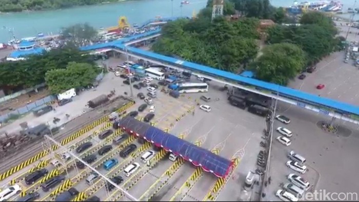 Kendadaan mengantre di Pelabuhan Merak, Cilegon, Banten, Jumat (29/4/2022) siang pada H-3 Idul Fitri.