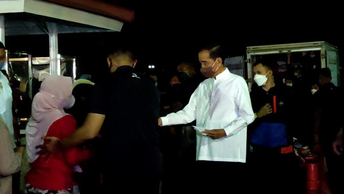 Presiden Jokowi bagi-bagi sembako di Bogor (Rizky/detikcom)