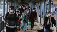 Orang-orang berjalan untuk menaiki kapal.