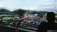 Berdasarkan data PT Angkutan Sungai, Danau, dan Penyeberangan (ASDP) cabang Merak, tercatat dalam satu hari sejak pukul 08.00 WIB pada Kamis (28/4) hingga pukul 08.00 WIB Jumat (29/4) pagi, sebanyak 112.608 orang melakukan perjalanan mudik di Pelabuhan Merak.