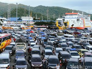 Melihat Macet Horor di Pintu Keluar Tol Merak, Pemudik Terjebak 7 Jam