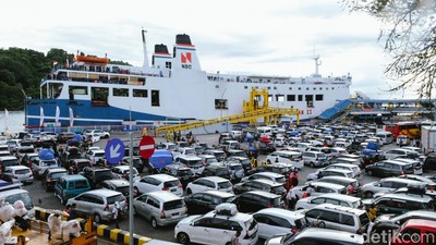 Potret Puncak Arus Mudik Merak yang Tembus 112 Ribu Orang Per Hari