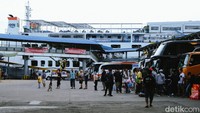 ASDP akan membatasi jumlah pembelian tiket. Hal ini dilakukan untuk mengatur pola kedatangan pemudik dalam sehari. ASDP sudah menambah jumlah kapal. Ada 40 kapal per hari yang beroperasi melayani penyeberangan.
